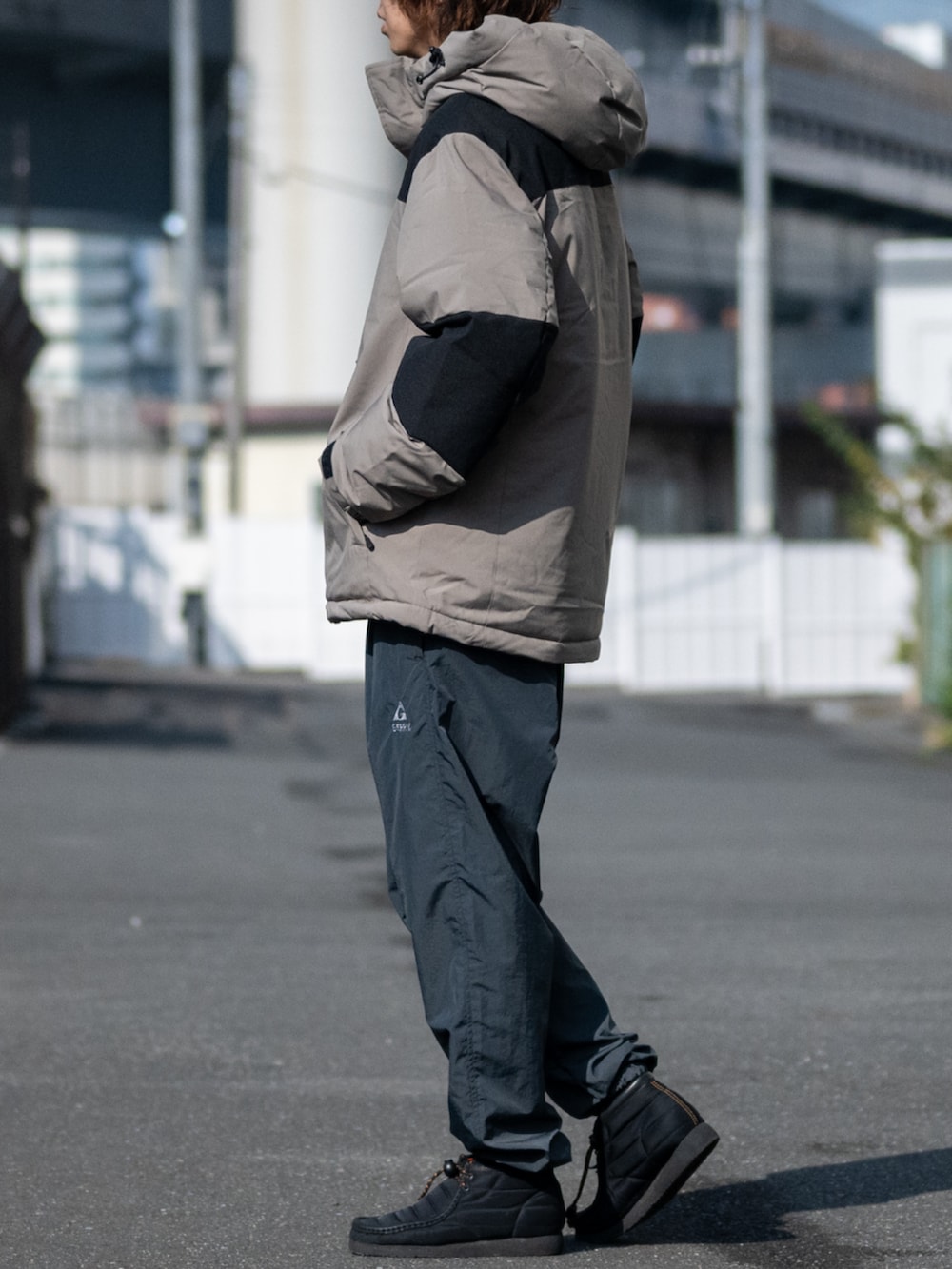 ベージュ系のダウンジャケット/コート、グレー系のスウェットパンツを着用したメンズの冬コーディネートの2枚目の写真