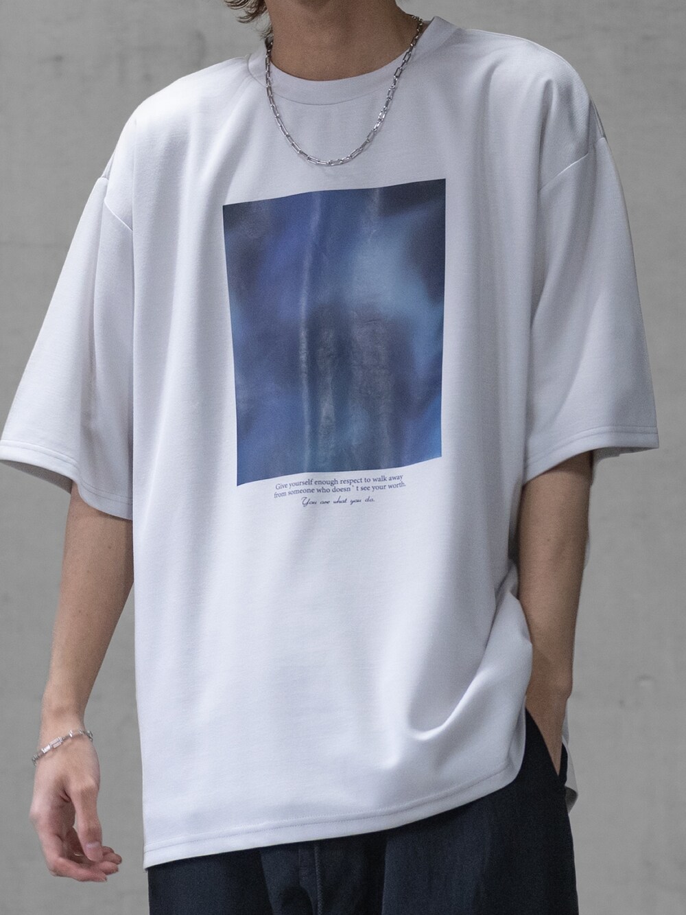 ブラック系のデニムパンツ、ブラック系のドレスシューズ、グレー系のTシャツ/カットソーを着用したメンズの春コーディネートの2枚目の写真