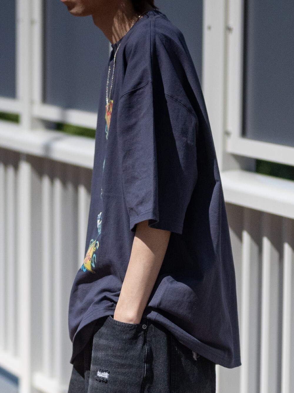 ブラック系のデニムパンツ、グレー系のTシャツ/カットソーを着用したメンズの夏コーディネートの3枚目の写真