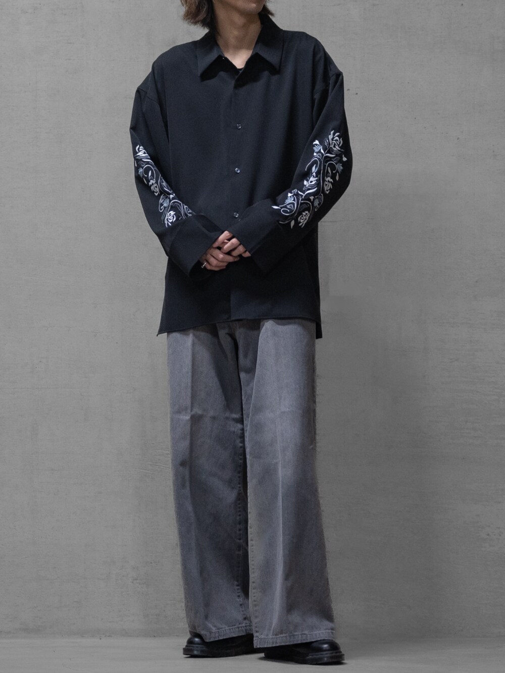 ブラック系のドレスシューズ、ブルー系のデニムパンツ、ブラック系のシャツ/ブラウスを着用したメンズの春コーディネートの2枚目の写真