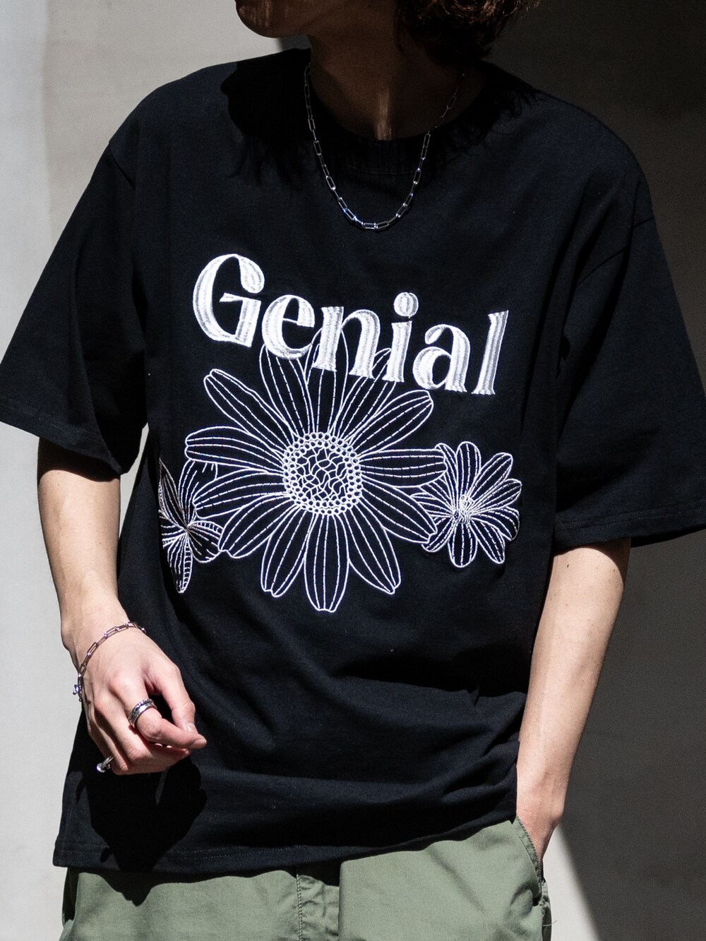 ホワイト系のスニーカー、ブラック系のTシャツ/カットソー、その他のネックレスを着用したメンズの春コーディネートの2枚目の写真
