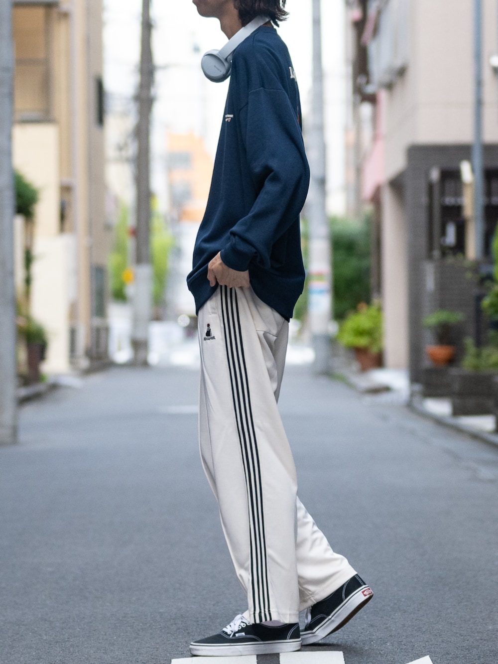 ホワイト系のその他パンツ、ブルー系のスウェットを着用したメンズの秋コーディネートの2枚目の写真