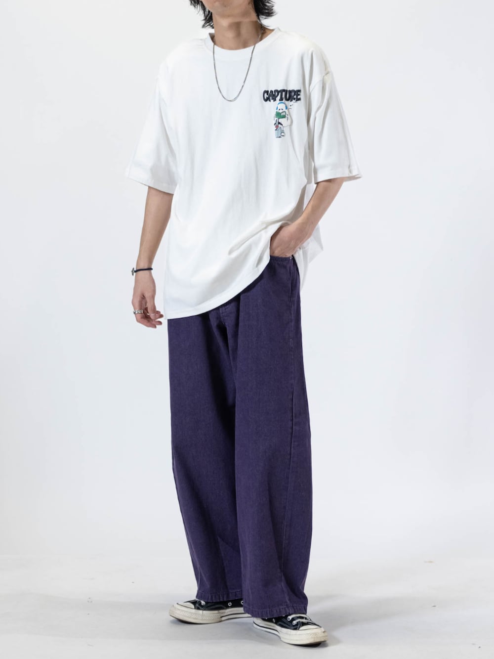 ブラック系のスニーカー、ホワイト系のTシャツ/カットソーを着用したメンズの夏コーディネートの3枚目の写真