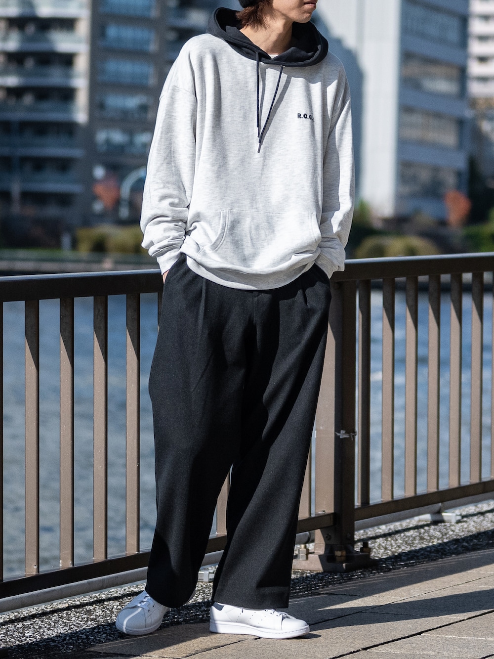 グレー系のスラックス、グレー系のパーカーを着用したメンズの冬コーディネートの2枚目の写真