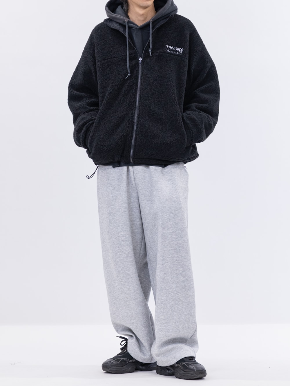 ブラック系のナイロンジャケットを着用したメンズの冬コーディネートの4枚目の写真