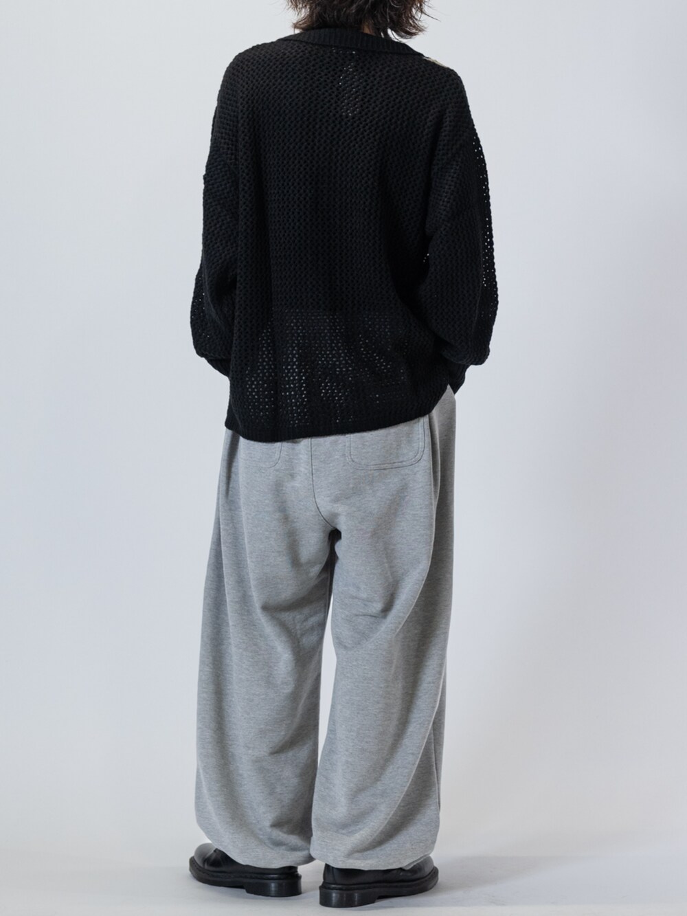 ブラック系のドレスシューズ、ブラック系のカーディガン/ボレロ、グレー系のスウェットパンツを着用したメンズの春コーディネートの3枚目の写真