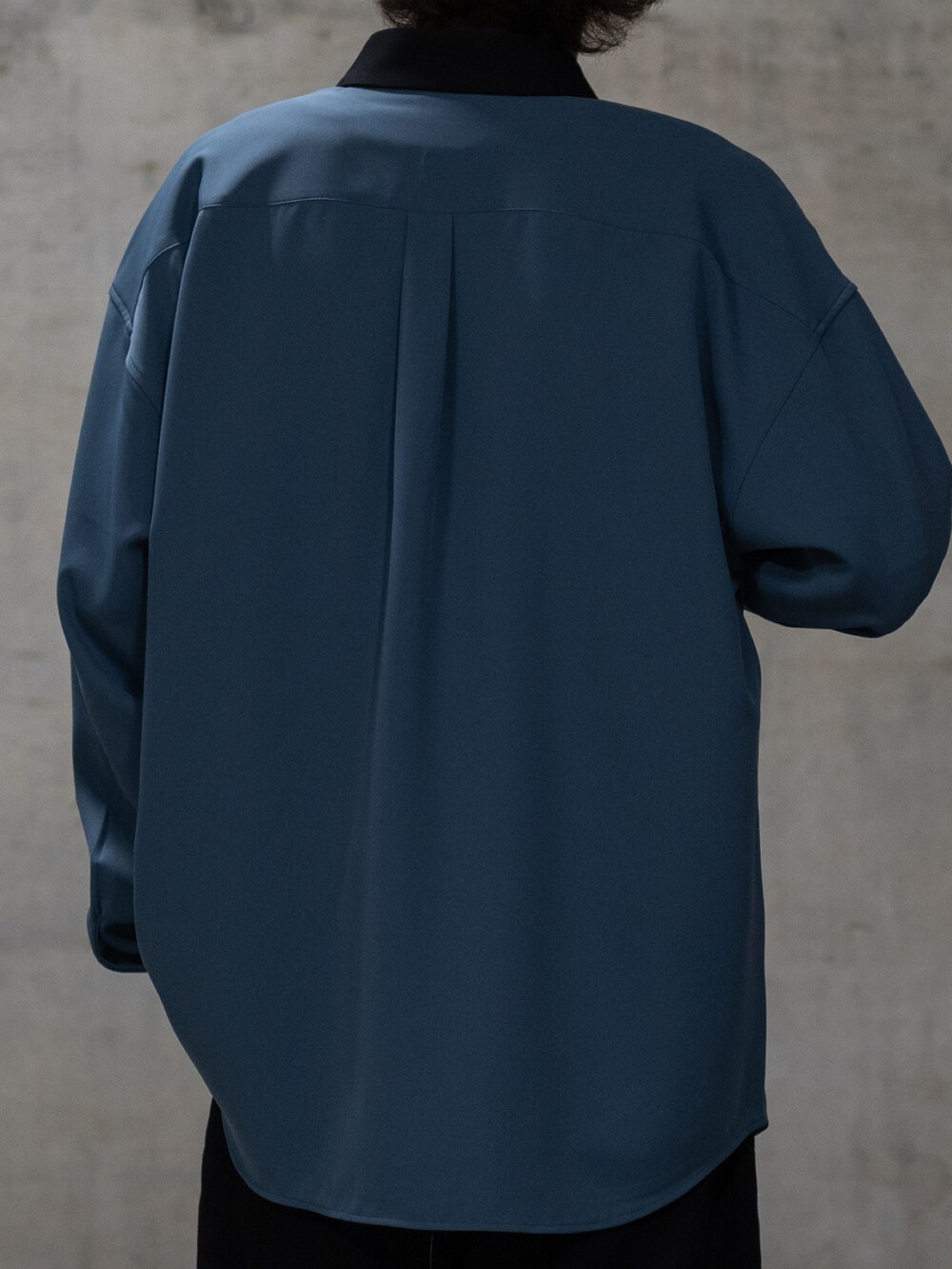 ブラック系のブーツ、グレー系のカーゴパンツ、ブルー系のシャツ/ブラウスを着用したメンズの冬コーディネートの4枚目の写真