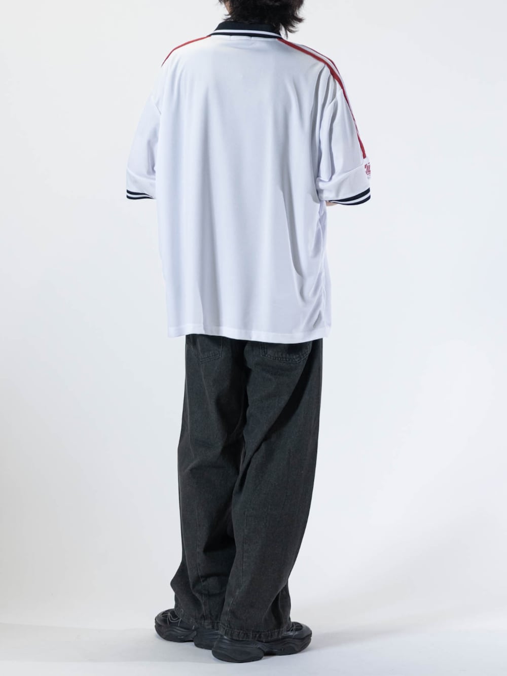 ブラック系のデニムパンツ、ホワイト系のTシャツ/カットソーを着用したメンズの夏コーディネートの3枚目の写真