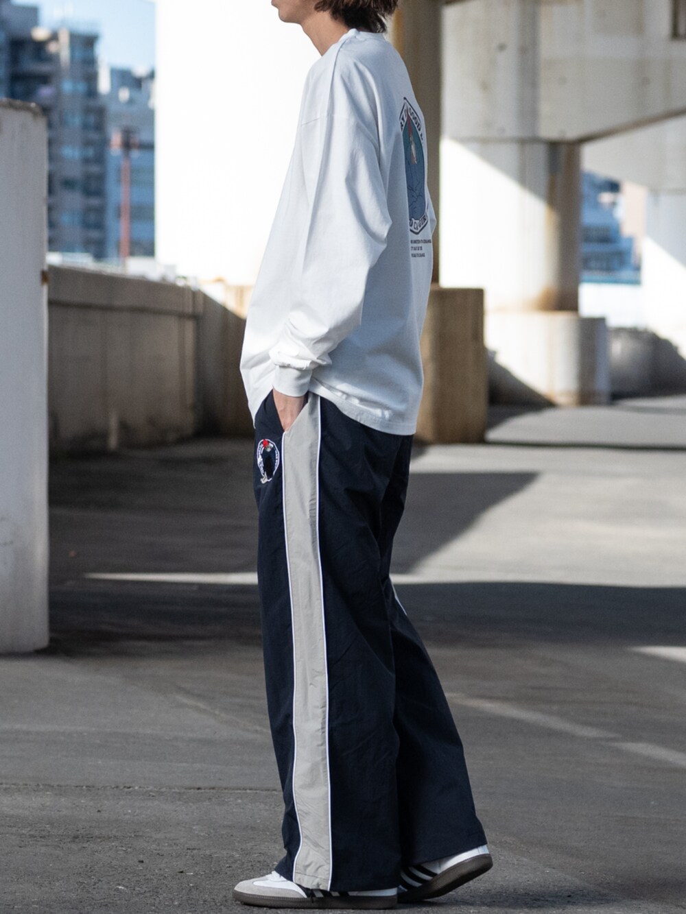 ホワイト系のTシャツ/カットソー、ブルー系のその他パンツを着用したメンズの冬コーディネートの2枚目の写真