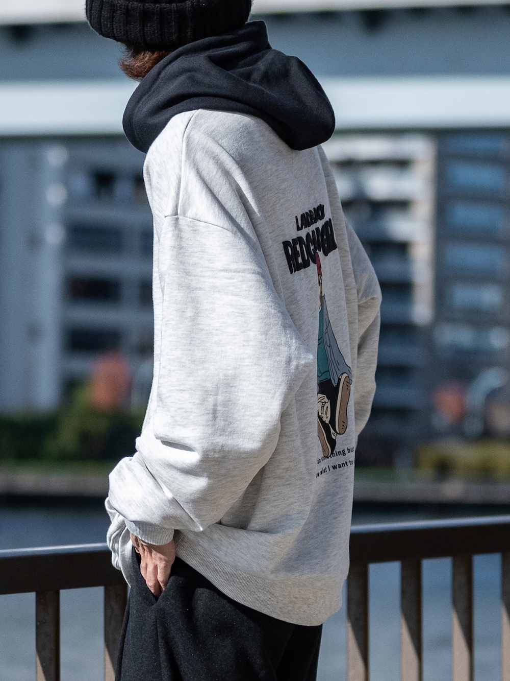 グレー系のスラックス、グレー系のパーカーを着用したメンズの冬コーディネートの4枚目の写真