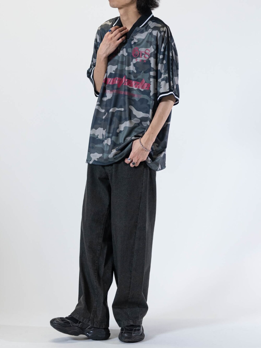 グリーン系のTシャツ/カットソー、ブラック系のデニムパンツを着用したメンズの夏コーディネートの2枚目の写真