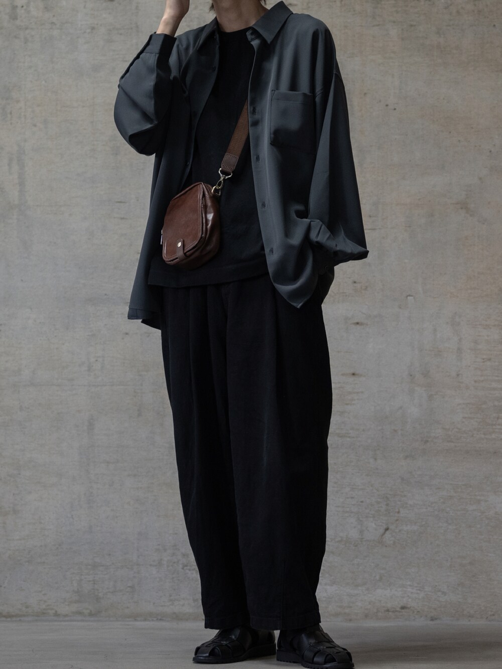 グレー系のシャツ/ブラウス、ブラウン系のショルダーバッグ、ブラック系のデニムパンツを着用したメンズの夏コーディネートの2枚目の写真