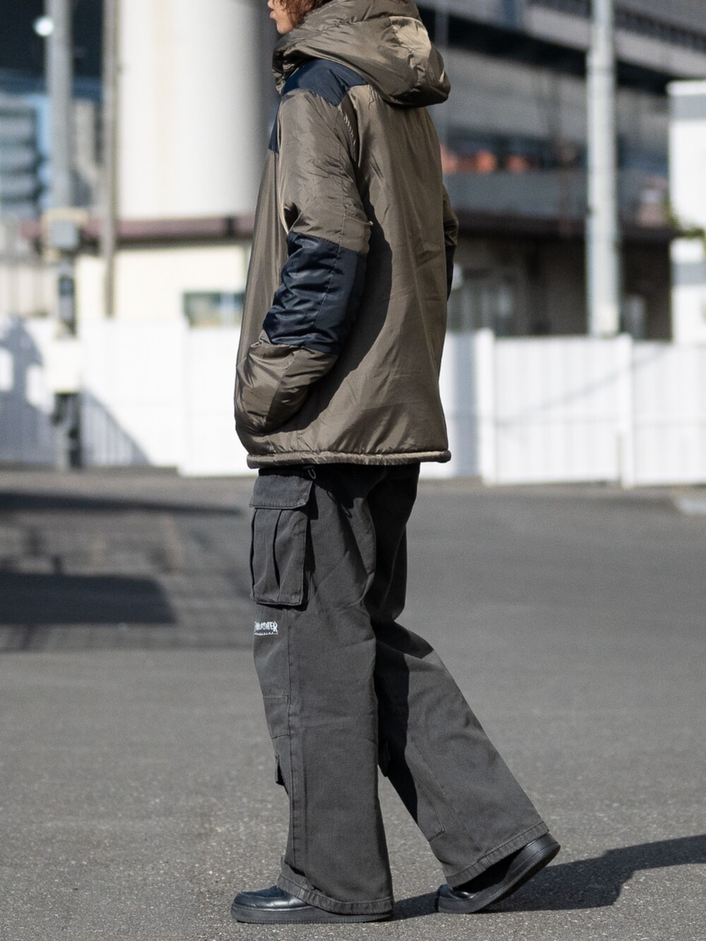 ブラック系のデニムパンツ、ベージュ系のダウンジャケット/コートを着用したメンズの冬コーディネートの2枚目の写真