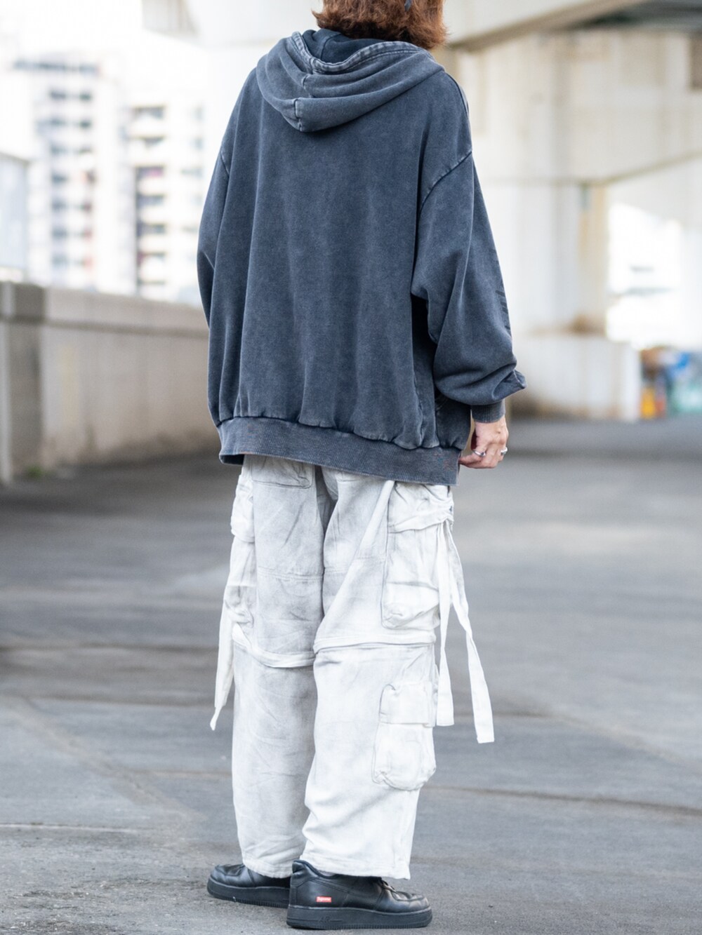ブラック系のカーゴパンツ、グレー系のパーカーを着用したメンズの秋コーディネートの3枚目の写真