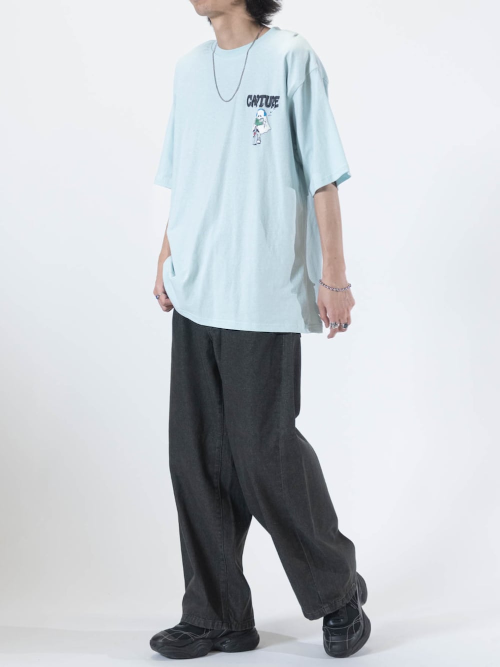 ブラック系のデニムパンツ、グレー系のTシャツ/カットソーを着用したメンズの夏コーディネートの2枚目の写真