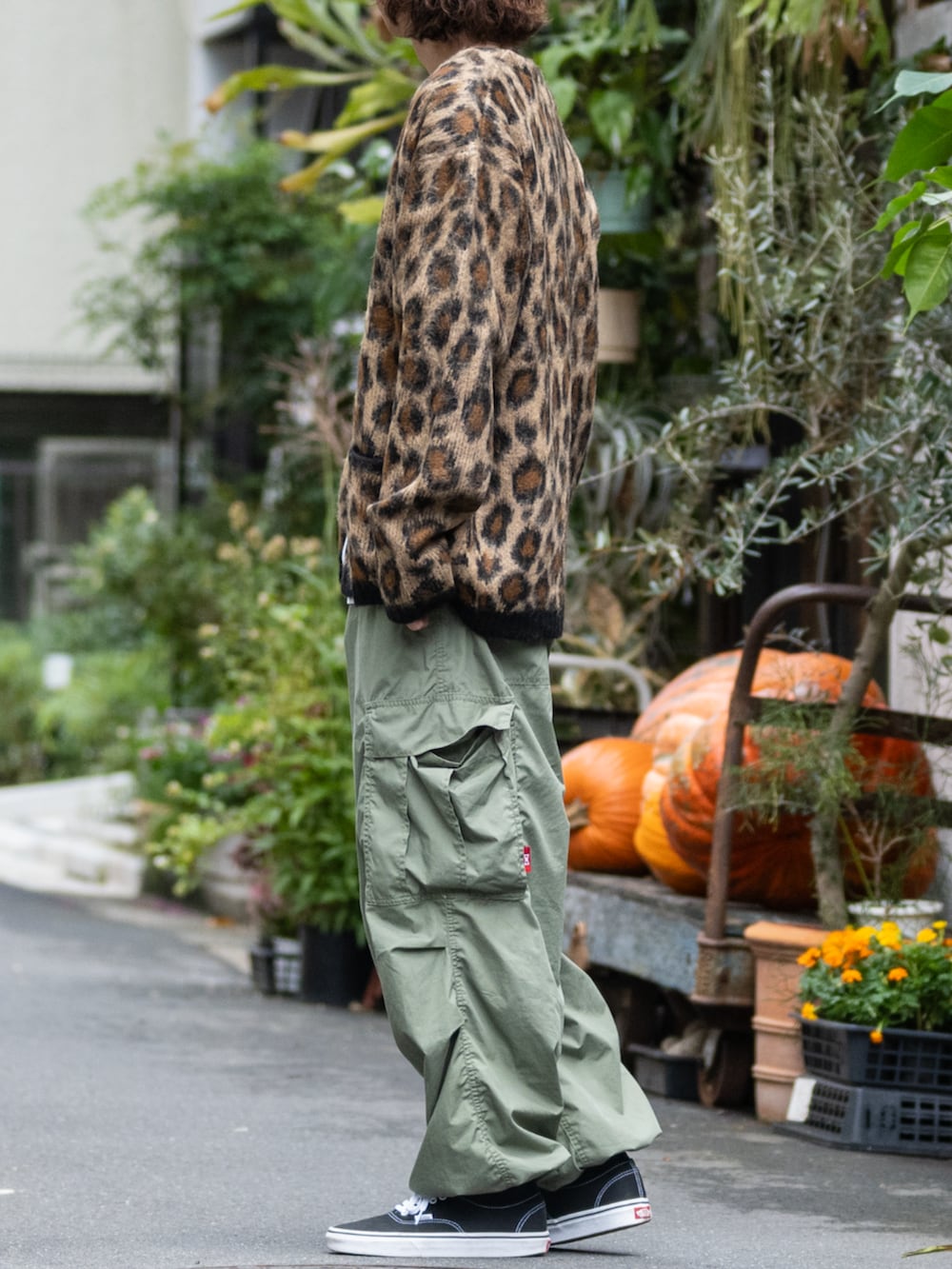 ブラウン系のカーディガン/ボレロを着用したメンズの冬コーディネートの2枚目の写真