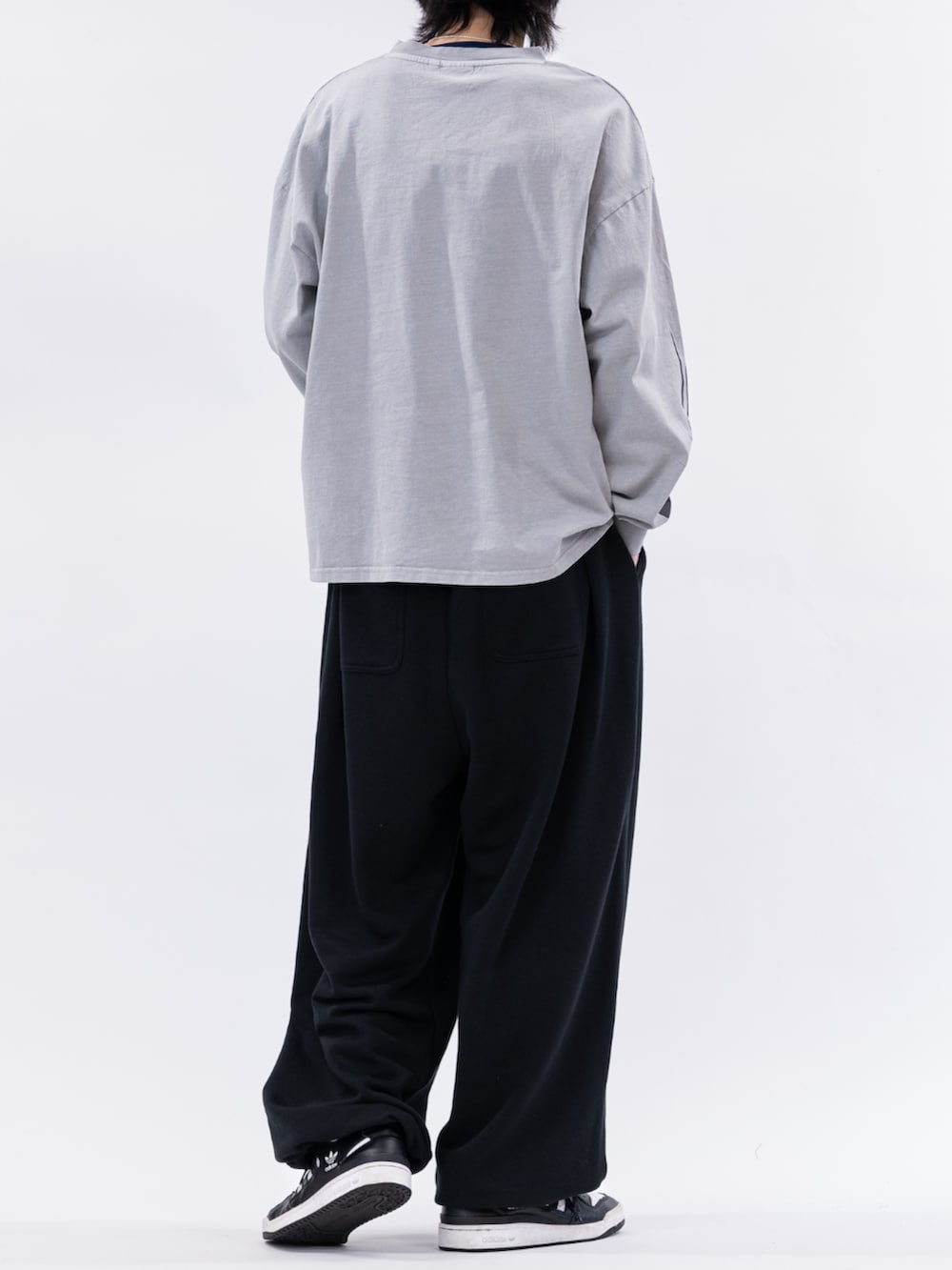 ブラック系のスウェットパンツ、グレー系のTシャツ/カットソーを着用したメンズの冬コーディネートの3枚目の写真