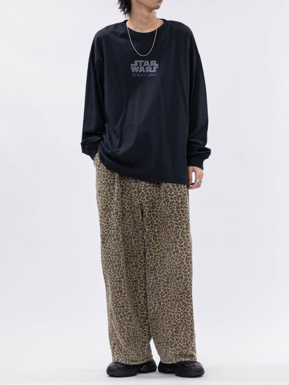 ブラック系のTシャツ/カットソーを着用したメンズの秋コーディネートの3枚目の写真