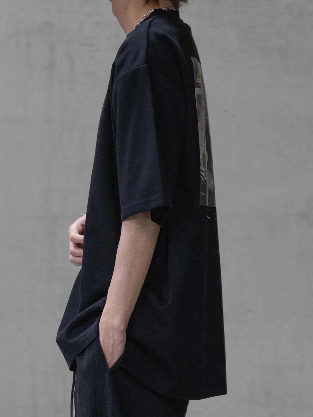 ブラック系のデニムパンツ、ブラック系のドレスシューズ、ブラック系のTシャツ/カットソーを着用したメンズの春コーディネートの4枚目の写真