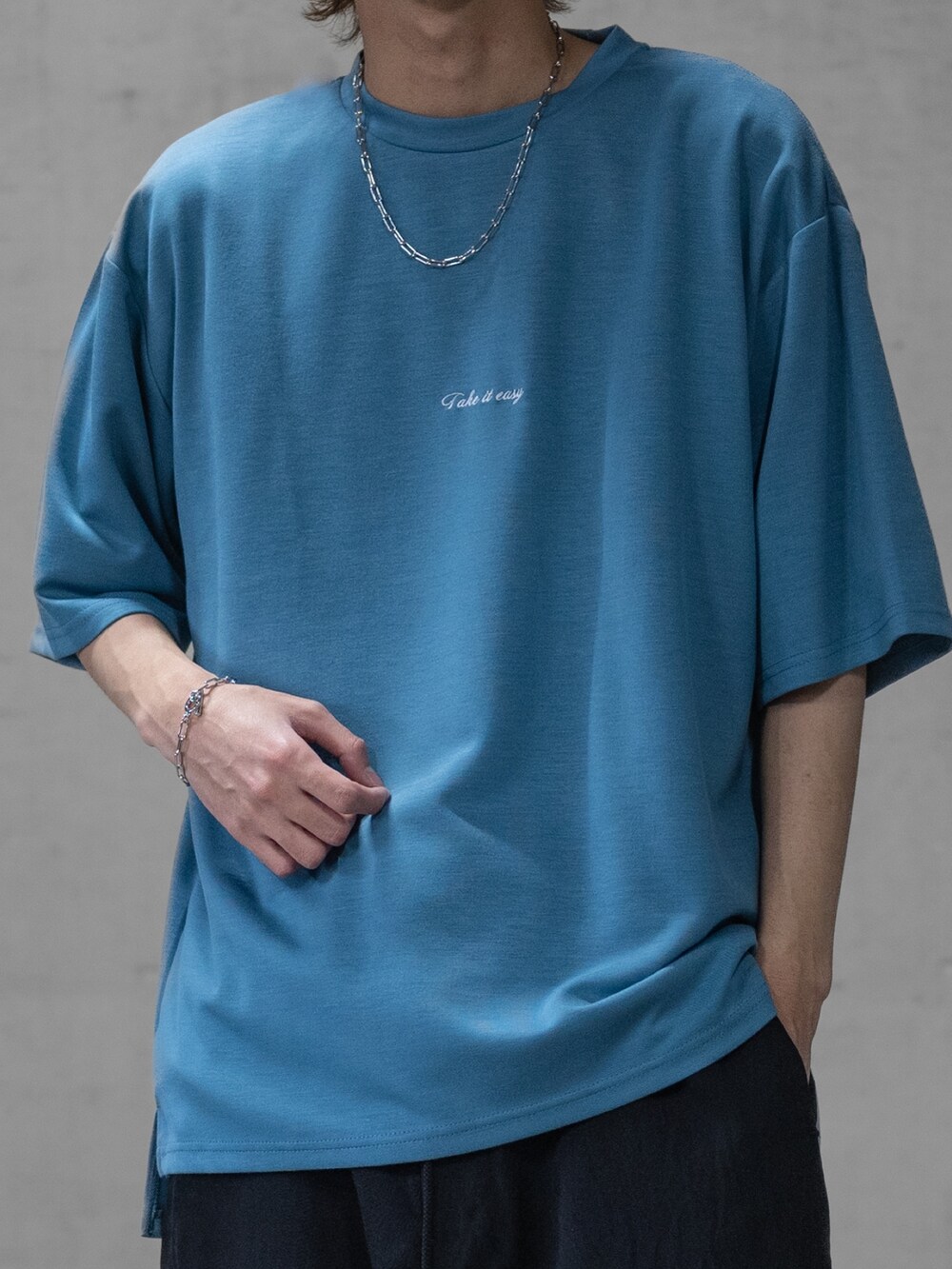 ブラック系のカーゴパンツ、ブラック系のドレスシューズ、ブルー系のTシャツ/カットソーを着用したメンズの春コーディネートの5枚目の写真
