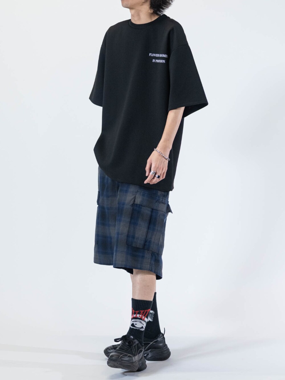 ブラック系のTシャツ/カットソーを着用したメンズの夏コーディネートの2枚目の写真