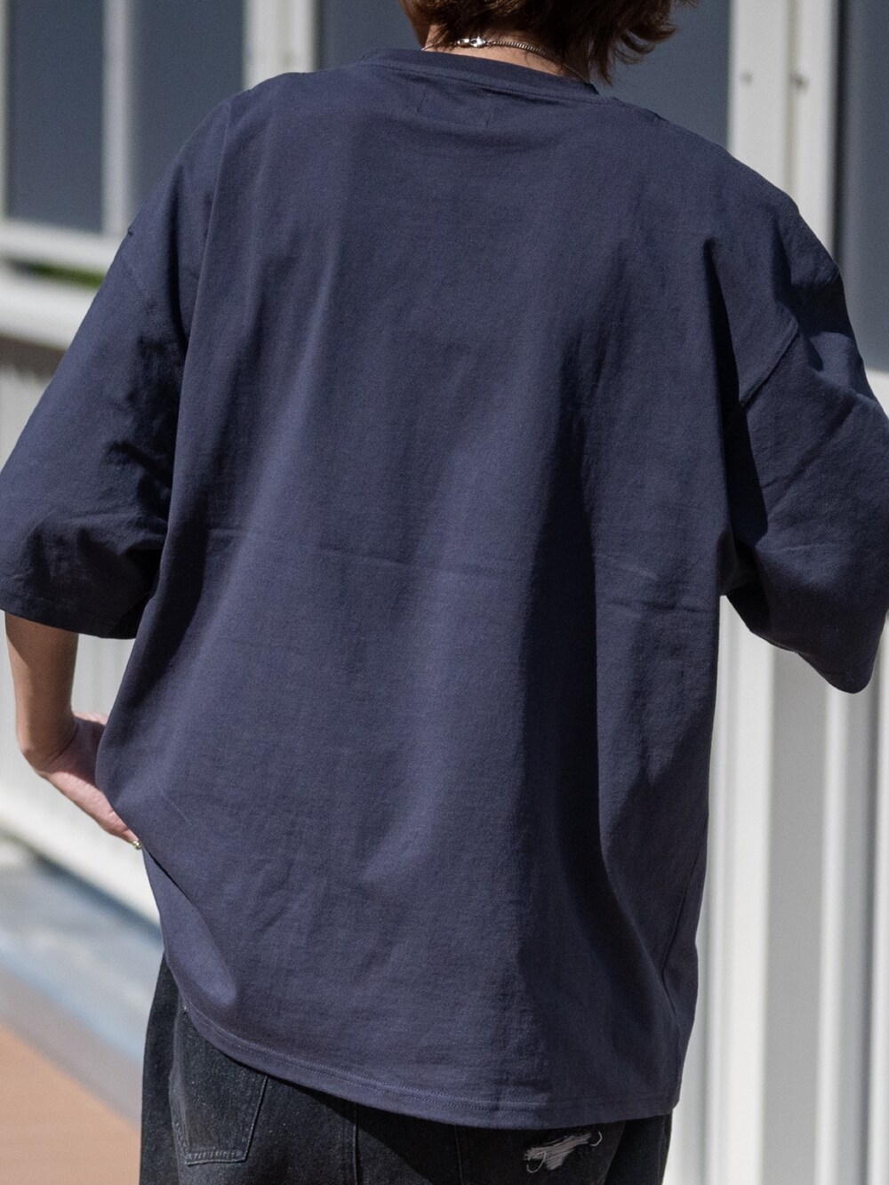 ブラック系のデニムパンツ、グレー系のTシャツ/カットソーを着用したメンズの夏コーディネートの4枚目の写真