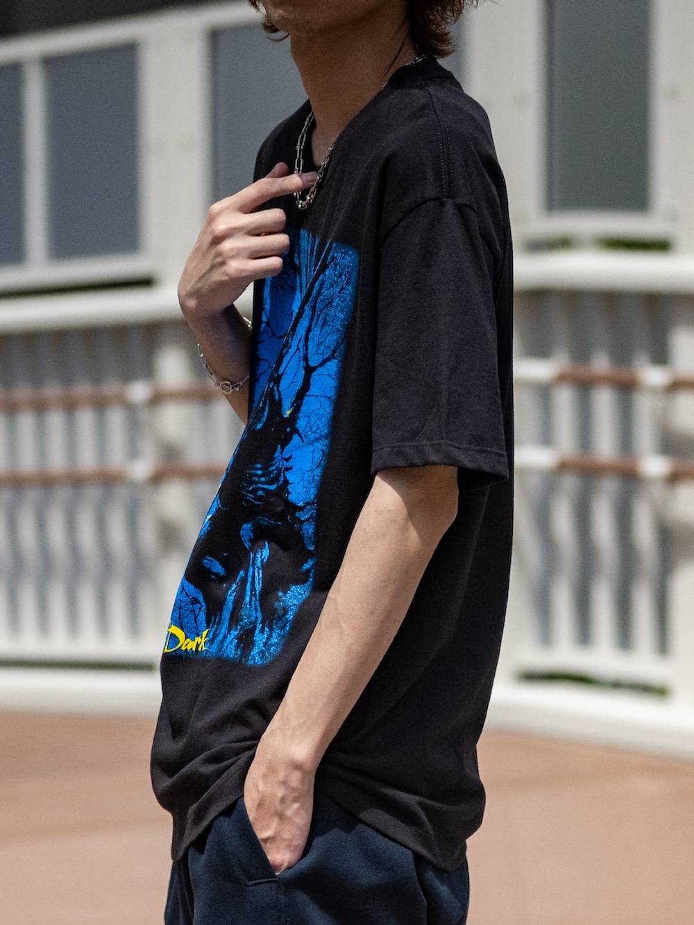 ブラック系のTシャツ/カットソー、ブラック系のスニーカー、ブルー系のスウェットパンツを着用したメンズの春コーディネートの3枚目の写真