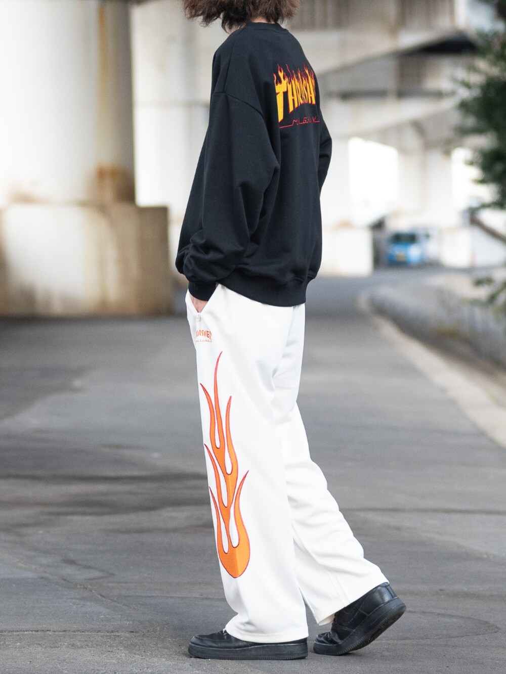 ブラック系のスウェット、ホワイト系のその他パンツを着用したメンズの春コーディネートの2枚目の写真