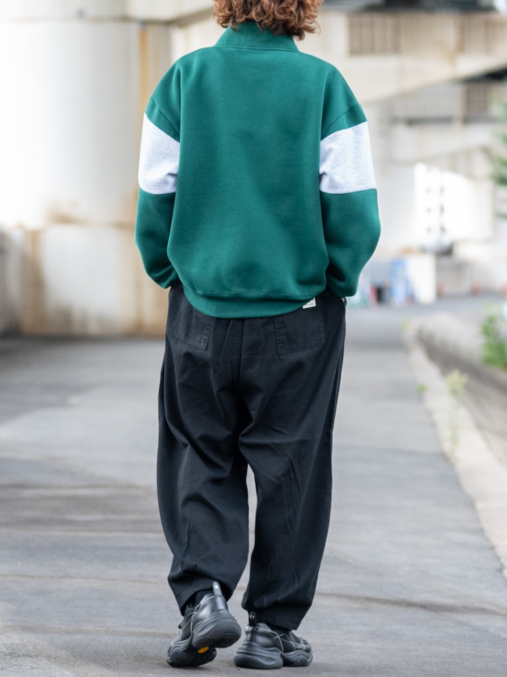 ブラック系のデニムパンツ、グリーン系のスウェットを着用したメンズの秋コーディネートの3枚目の写真