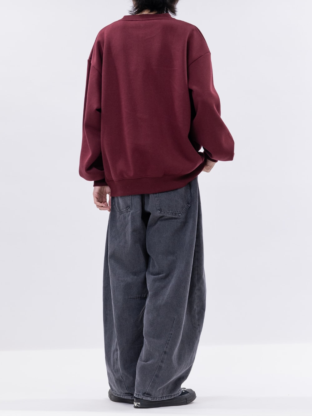 レッド系のスウェットを着用したメンズの冬コーディネートの3枚目の写真