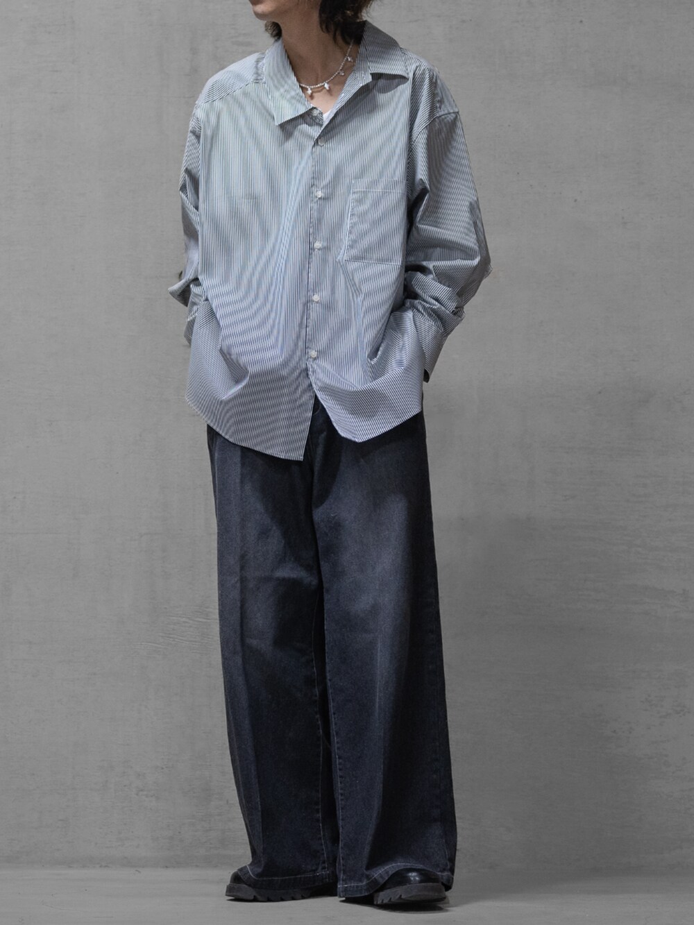 ブルー系のデニムパンツ、ブラック系のシャツ/ブラウスを着用したメンズの春コーディネートの2枚目の写真