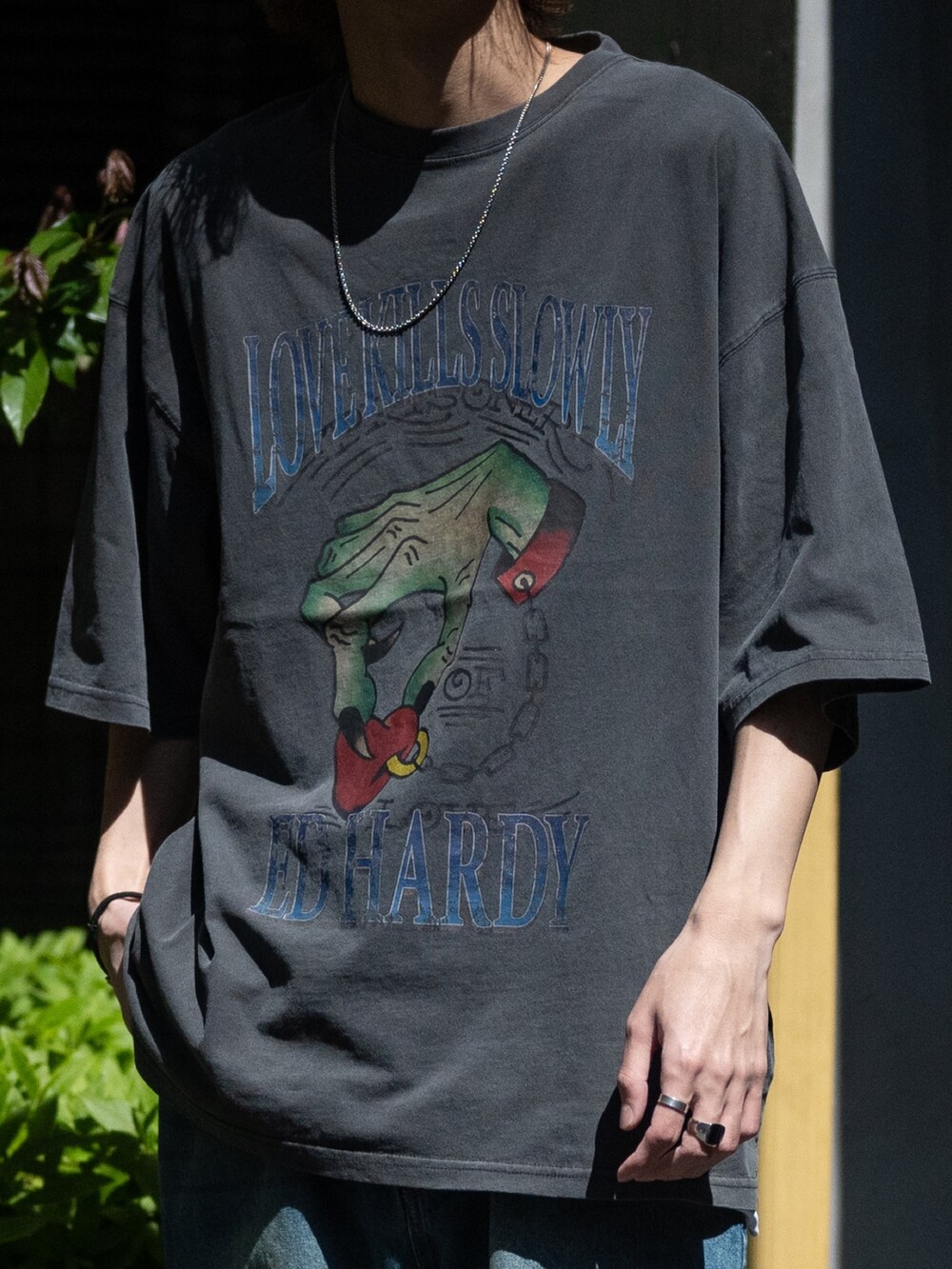 ブルー系のデニムパンツ、グレー系のTシャツ/カットソーを着用したメンズの春コーディネートの2枚目の写真