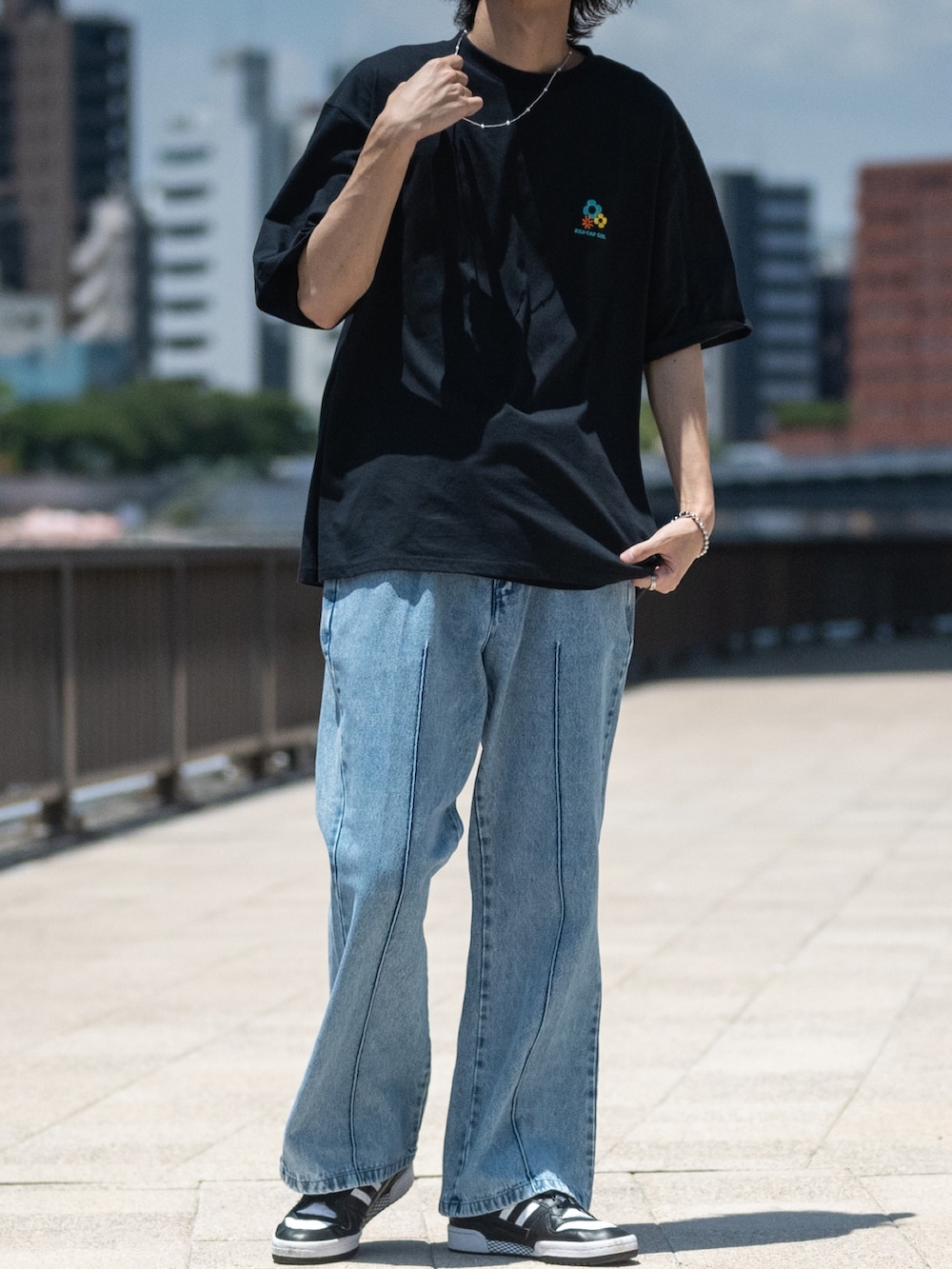 ブルー系のデニムパンツ、ブラック系のTシャツ/カットソーを着用したメンズの夏コーディネートの3枚目の写真