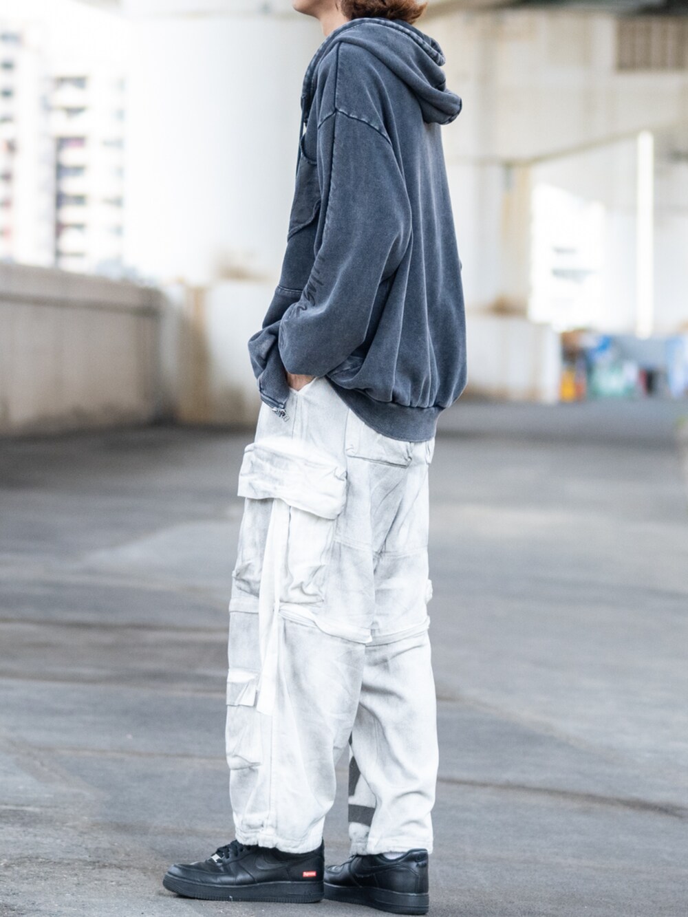 ブラック系のカーゴパンツ、グレー系のパーカーを着用したメンズの秋コーディネートの2枚目の写真