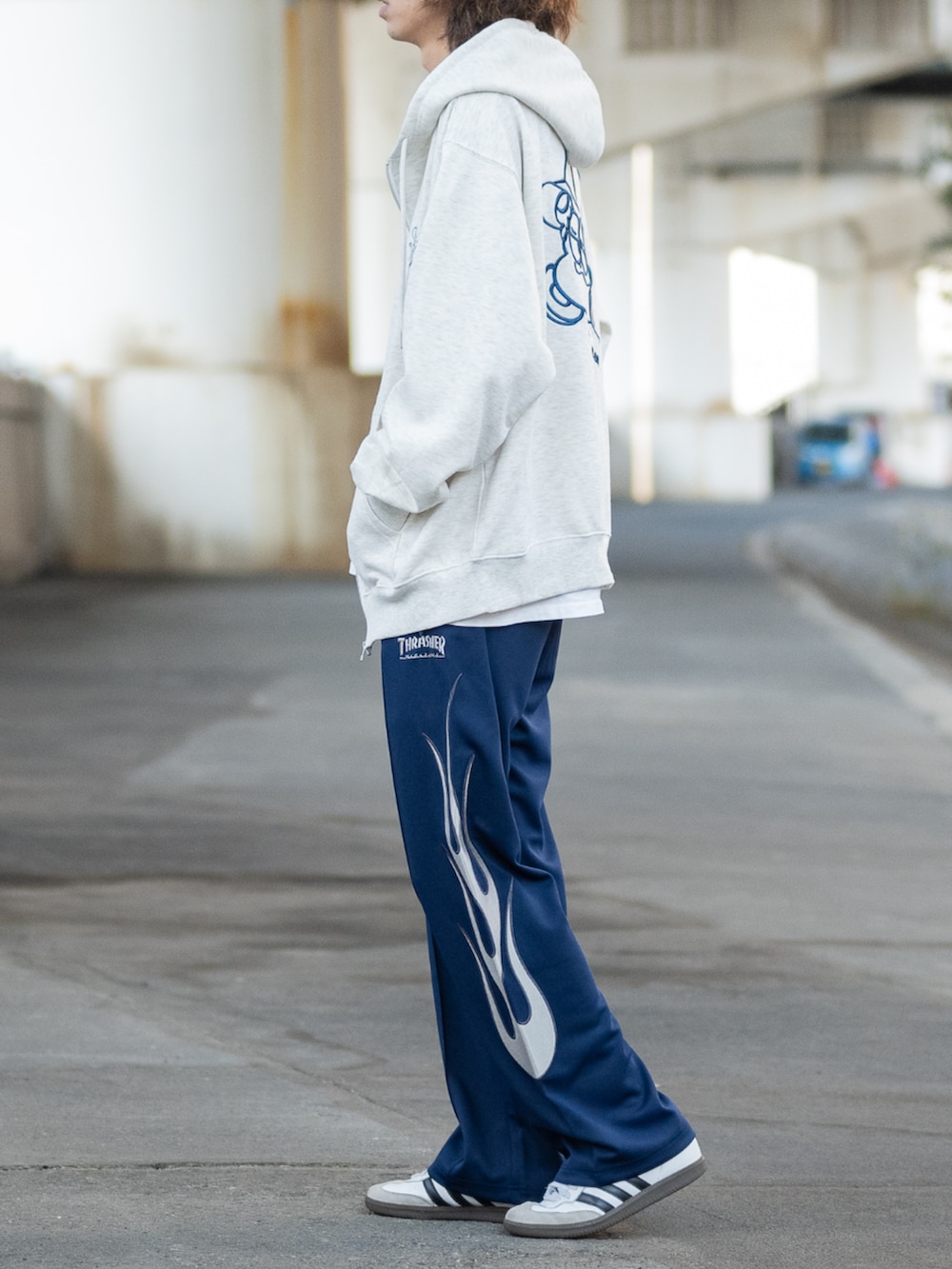 ホワイト系のスニーカー、ブルー系のその他パンツ、グレー系のパーカーを着用したメンズの春コーディネートの2枚目の写真