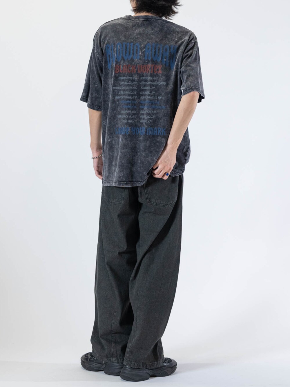 ブラック系のデニムパンツ、ブラック系のTシャツ/カットソーを着用したメンズの夏コーディネートの3枚目の写真