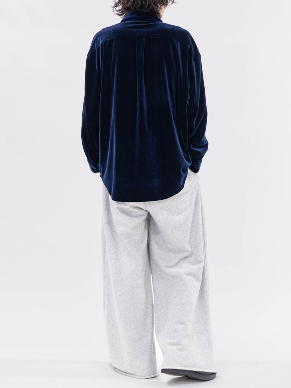 ブルー系のシャツ/ブラウス、グレー系のスラックスを着用したメンズの秋コーディネートの3枚目の写真