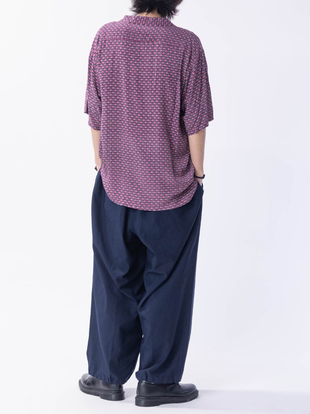 ブラック系のドレスシューズ、その他のシャツ/ブラウスを着用したメンズの夏コーディネートの3枚目の写真