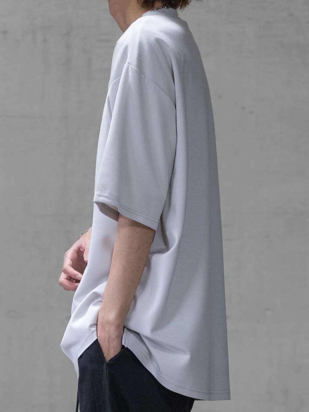 ブラック系のデニムパンツ、ブラック系のドレスシューズ、グレー系のTシャツ/カットソーを着用したメンズの春コーディネートの3枚目の写真