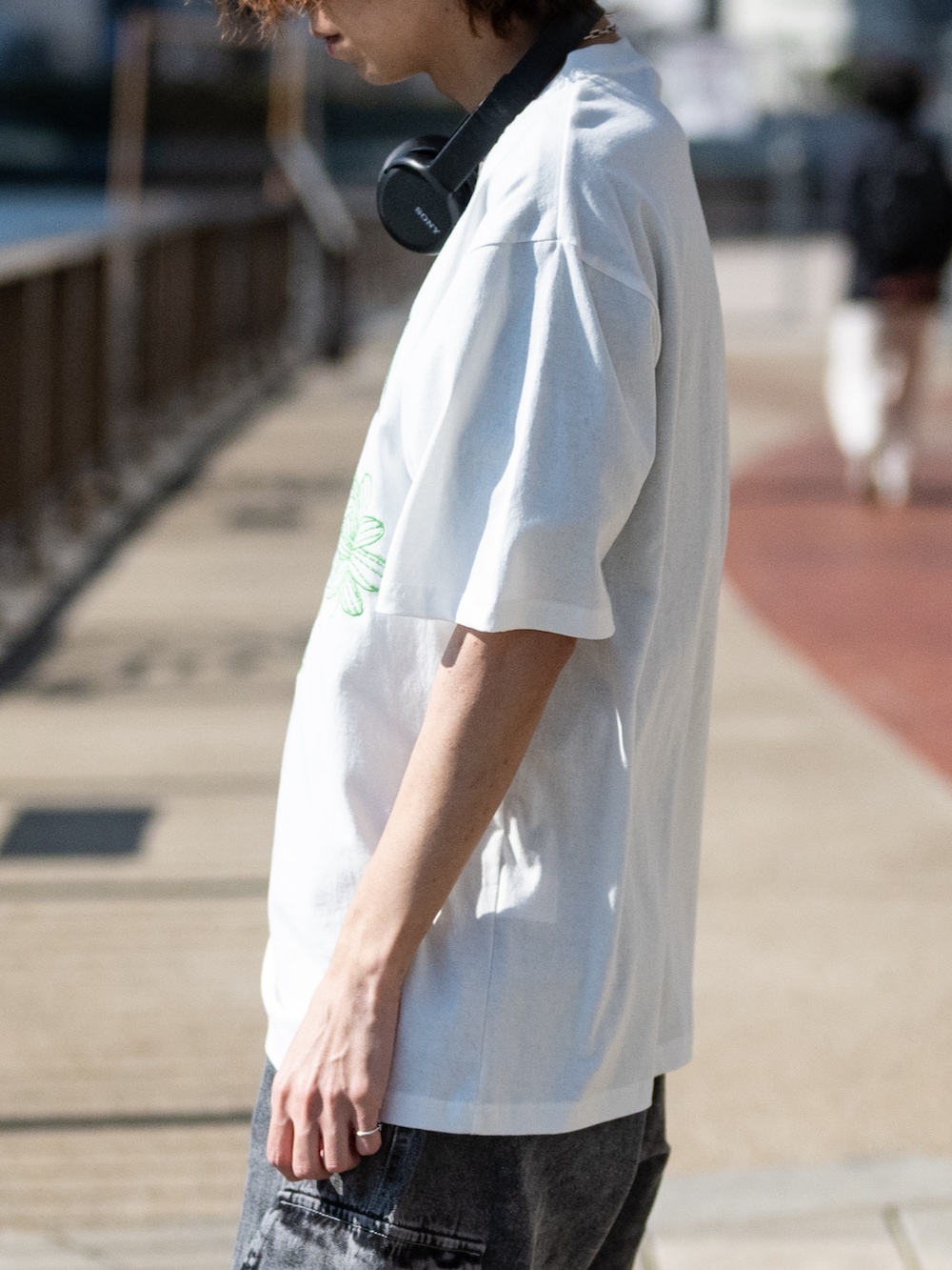 「カーゴパンツ、韓国ファッション、春夏コーデ、ヘッドホン、お出かけコーデ、Tシャツ、デニム、スニーカー、johnscloset、adidas」｜「JOHN'S CLOSETの【i】12ozデニム イージーワイドカーゴパンツ（デニムパンツ、ブラック系）」を使った、ますさん（メンズ・177cm）の春コーディネートの3枚目の写真