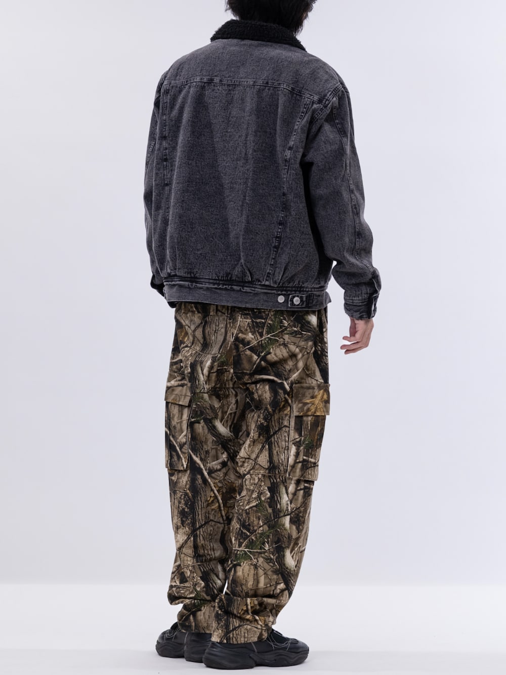 その他のカーゴパンツ、ブラック系のデニムジャケット、ブラック系のTシャツ/カットソーを着用したメンズの冬コーディネートの3枚目の写真