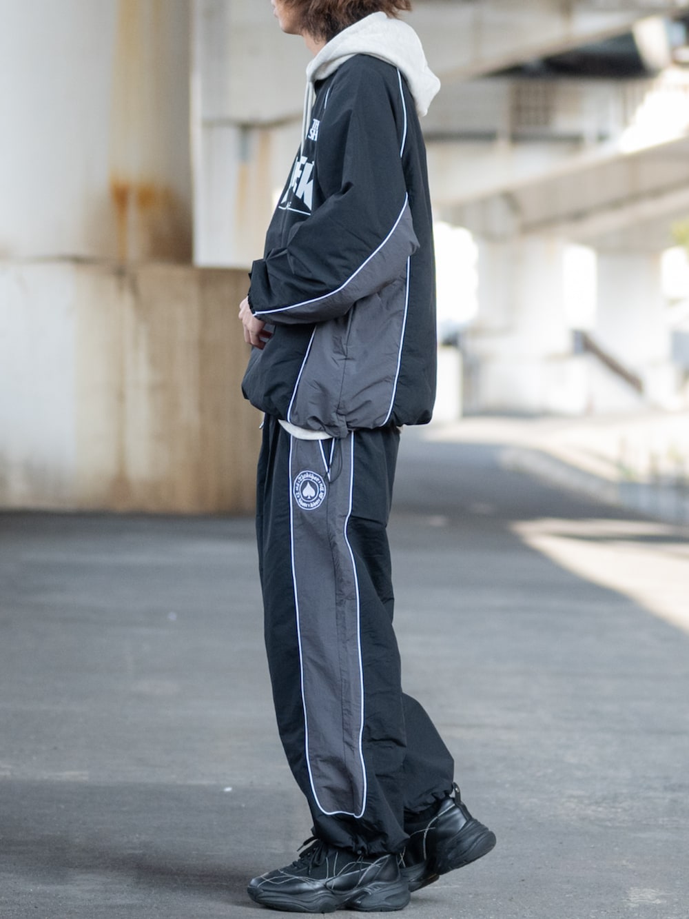 ブラック系のその他パンツ、ブラック系のジャージ、ホワイト系のパーカーを着用したメンズの冬コーディネートの2枚目の写真