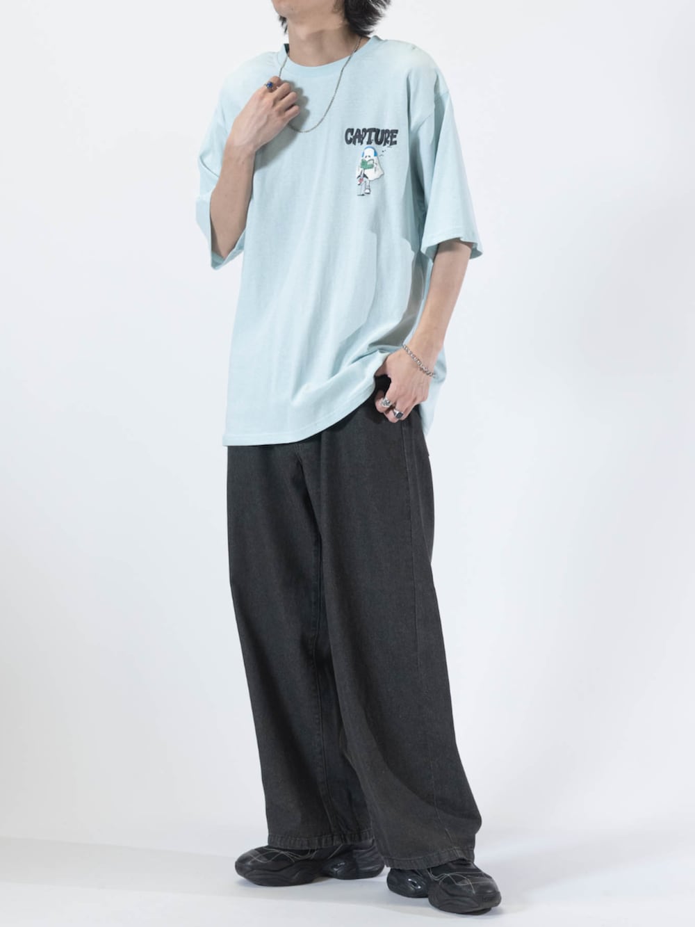 ブラック系のデニムパンツ、グレー系のTシャツ/カットソーを着用したメンズの夏コーディネートの3枚目の写真