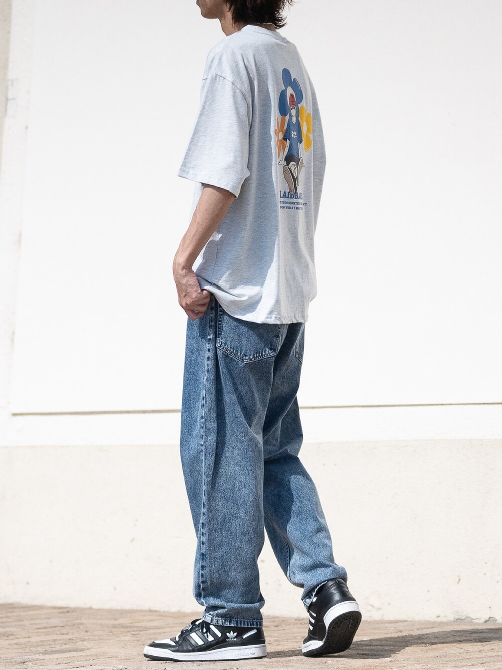 ブラック系のTシャツ/カットソーを着用したメンズの夏コーディネートの2枚目の写真