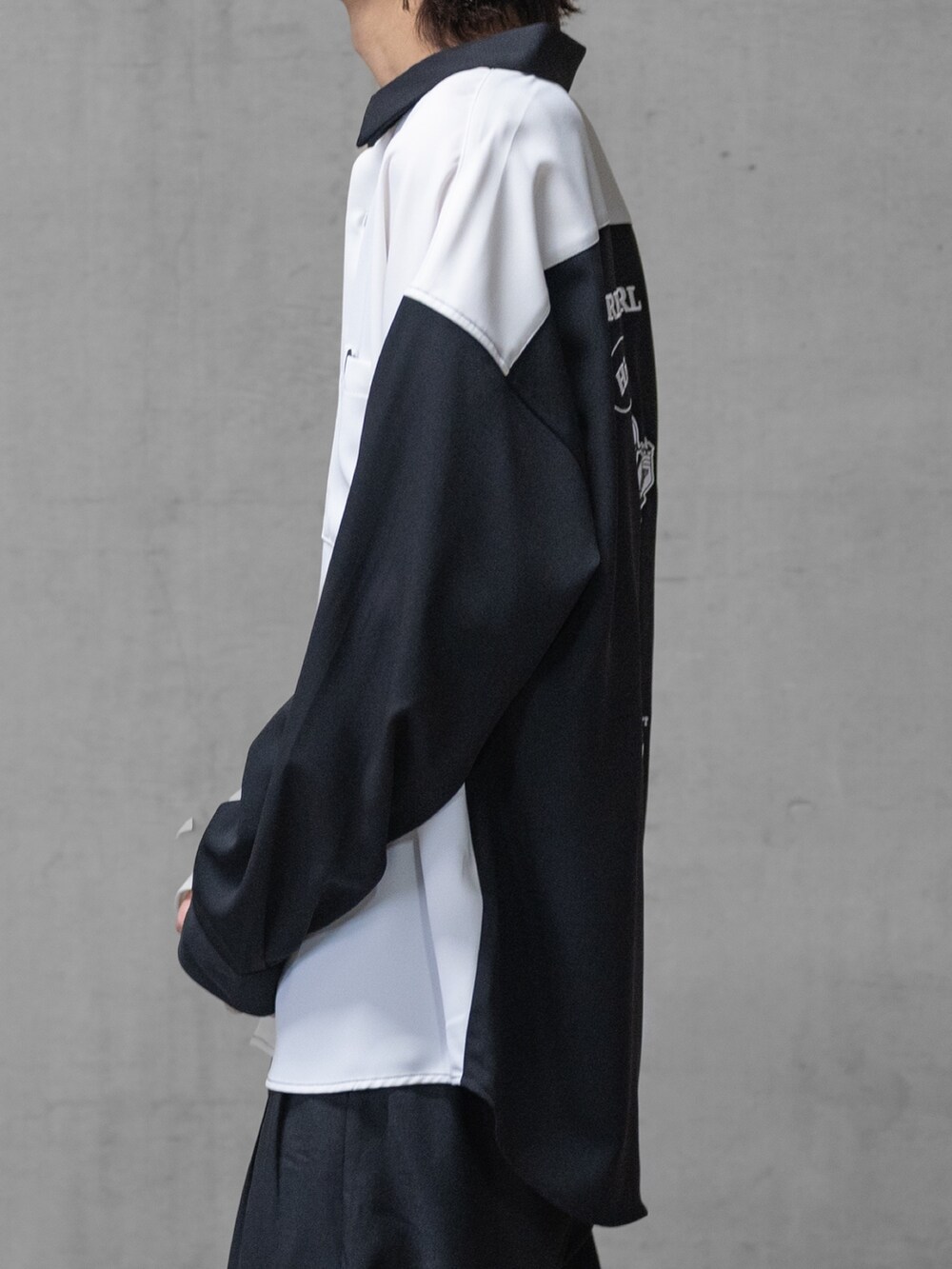 ブラック系のその他パンツ、ブラック系のドレスシューズ、その他のシャツ/ブラウスを着用したメンズの夏コーディネートの4枚目の写真