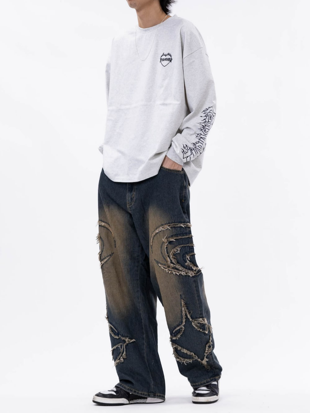 グレー系のTシャツ/カットソー、ブルー系のデニムパンツを着用したメンズの秋コーディネートの2枚目の写真