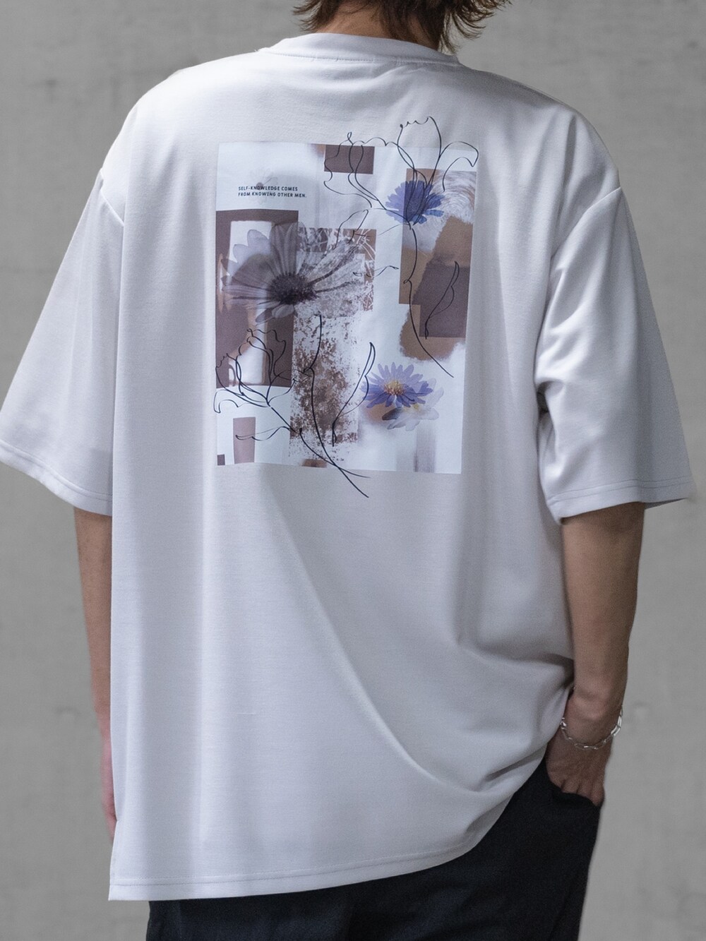 グレー系のTシャツ/カットソー、ブラック系のドレスシューズを着用したメンズの春コーディネートの3枚目の写真
