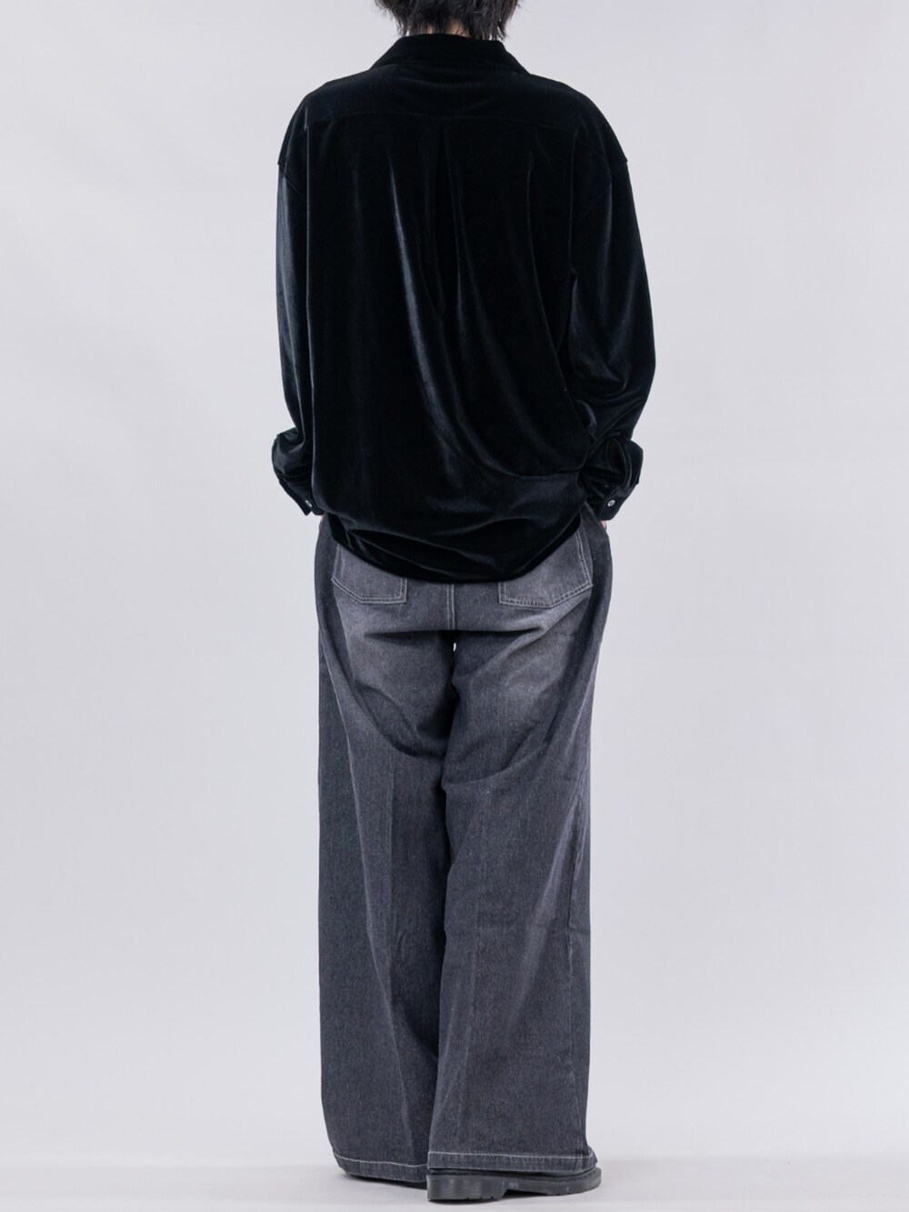 ブラック系のシャツ/ブラウスを着用したメンズの秋コーディネートの3枚目の写真