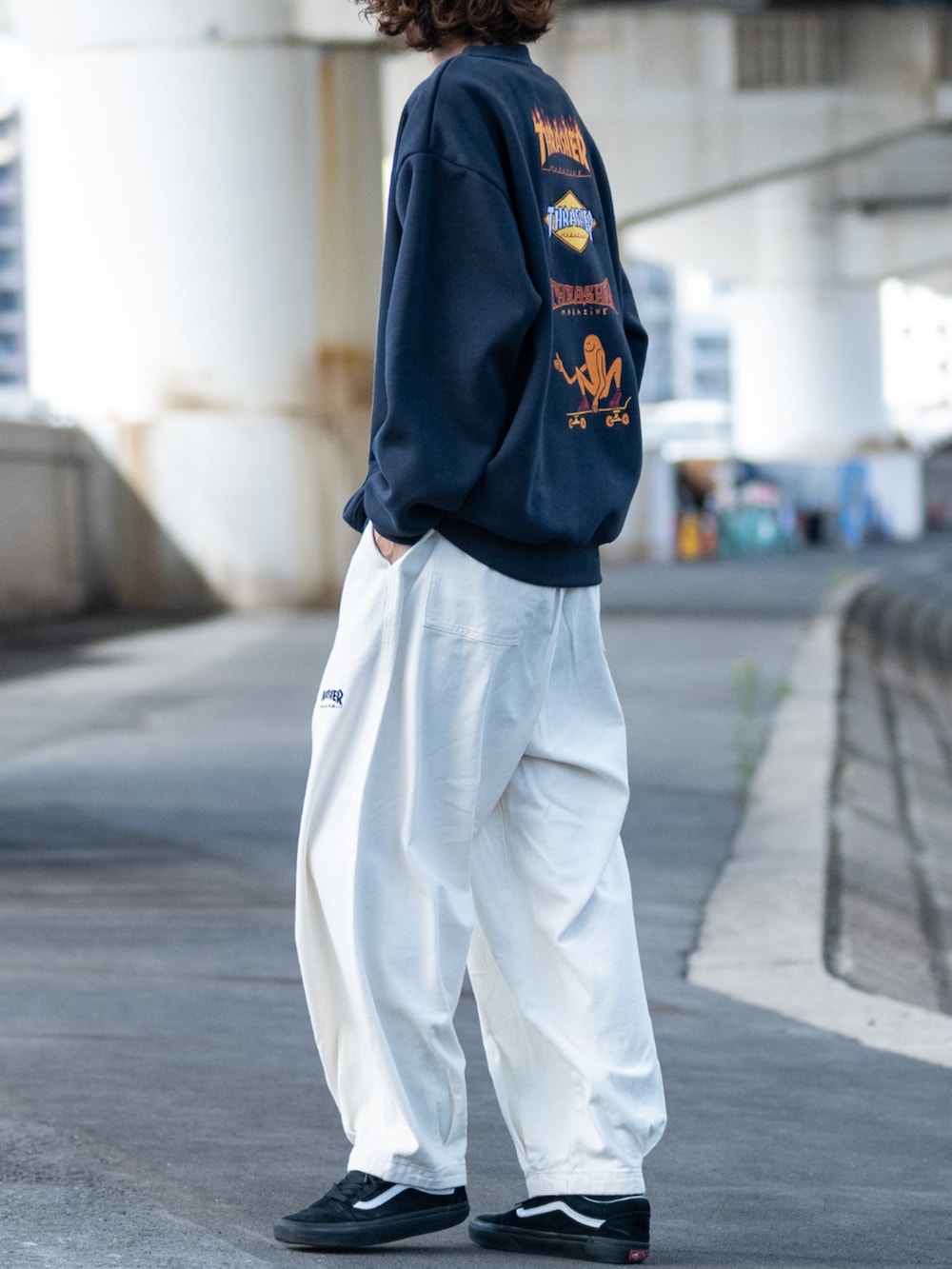 ホワイト系のデニムパンツ、ブルー系のスウェットを着用したメンズの秋コーディネートの2枚目の写真