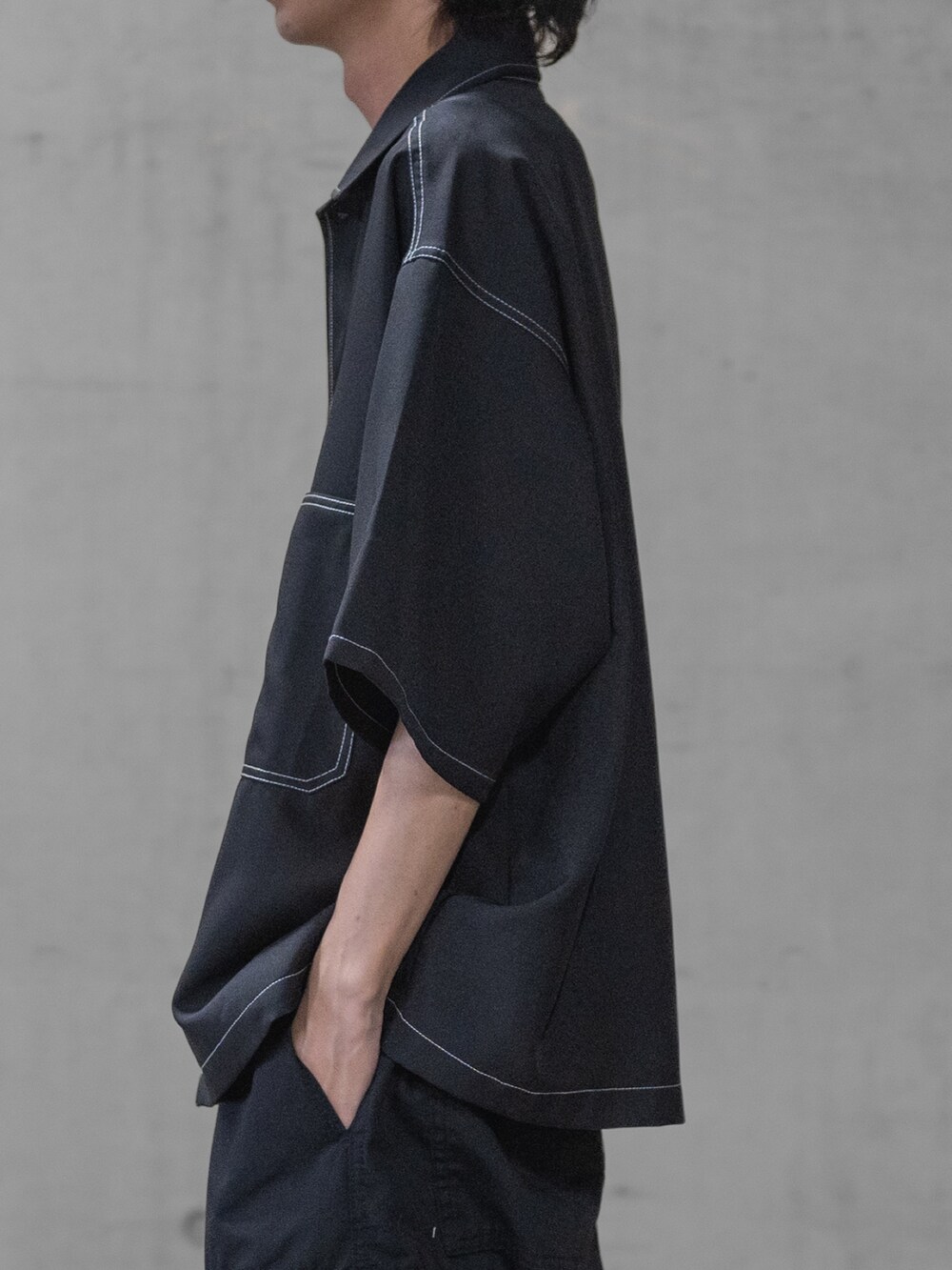 ブラック系のその他パンツ、ブラック系のドレスシューズ、ブラック系のシャツ/ブラウスを着用したメンズの春コーディネートの3枚目の写真